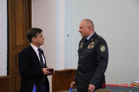 Міському голові вручилили відзнаку за допомогу армії від спілки ветеранів АТО та силових структур України