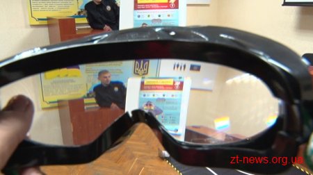 Учні автошколи у Житомирі випробували спеціальні окуляри, які імітують вплив алкоголю на поведінку людини