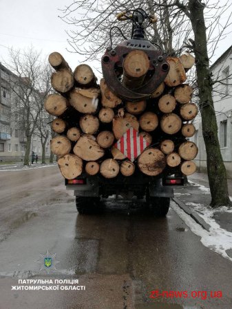 В Житомирі патрульні зупинили вантажівку з деревиною без належних документів