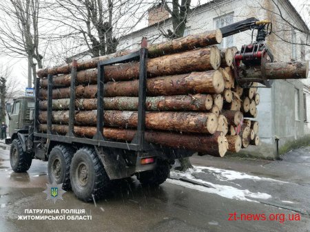 В Житомирі патрульні зупинили вантажівку з деревиною без належних документів