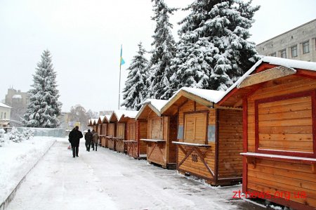 На майдані Корольова встановили будиночок Святого Миколая, який запрацює 19 грудня