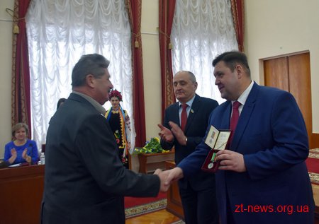 Передноворічна сесія обласної ради розпочалася із нагородження жителів області нагородами