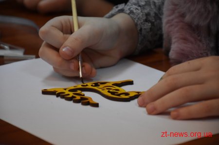 У Житомирі для дітей провели майстер-клас із розпису новорічних іграшок