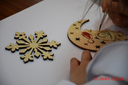 У Житомирі для дітей провели майстер-клас із розпису новорічних іграшок