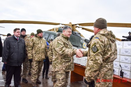 Президент Петро Порошенко на Житомирщині передав техніку військовим
