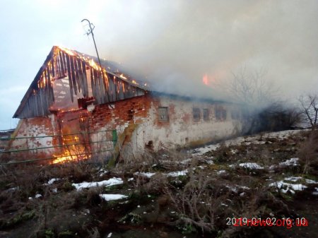 Вогнеборці ліквідували пожежу в напівзруйнованій будівлі, що в с. Студениця