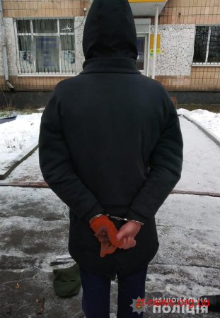 У райцентрі Житомирської області поліцейські затримали двох гастролерів за підозрою у крадіжках з терміналів