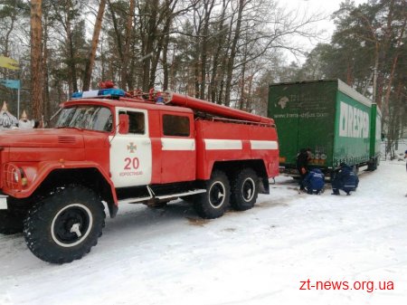 На узбіччі траси Київ - Чоп вантажівка потрапила у сніговий замет