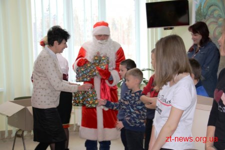До маленьких пацієнтів дитячої лікарні завітав із подарунками Святий Миколай