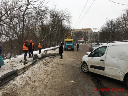 На вулиці Чуднівській у Житомирі автомобіль збив електроопору