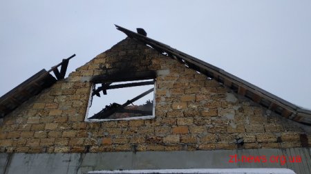 У Коростені вогнеборці загасили полум'я на даху приватної оселі
