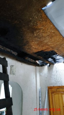 У Коростені вогнеборці загасили полум'я на даху приватної оселі