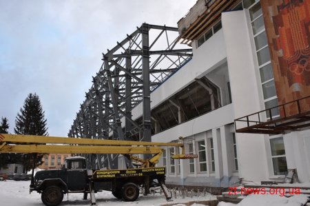 На стадіоні «Полісся» продовжують встановлювати конструкції для накриття західної трибуни