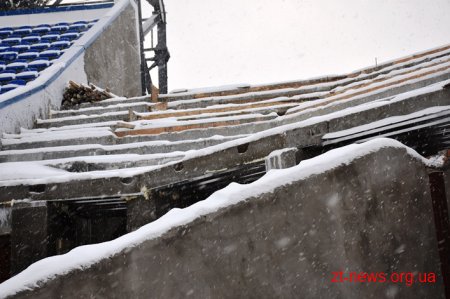 На стадіоні «Полісся» продовжують встановлювати конструкції для накриття західної трибуни