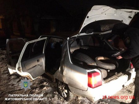 Двох чоловіків, які намагалися обікрасти вночі автомобілі у Житомирі, затримали патрульні