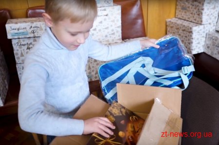 Смаколики, листівки, іграшки та море посмішок: як дітлахи розпаковували подарунки з Польщі