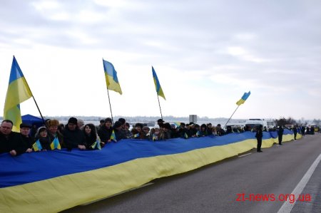 У День Соборності жителі Житомирщини та Рівненщини розгорнули 200-метровий прапор