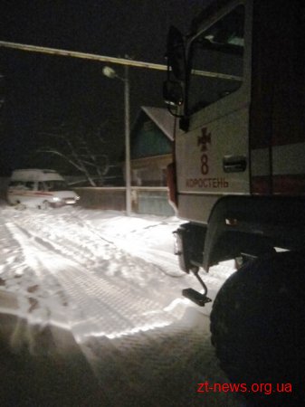 У Коростені в сніговому заметі застряг автомобіль швидкої допомоги