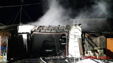 В смт Першотравневе Овруцького району згорів гараж з автомобілем