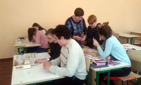 На Житомирщині учні працюють із новим демонстраційним обладнанням у сучасних кабінетах