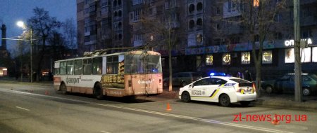 У Житомирі тролейбус зіштовхнувся з автомобілем: постраждало двоє людей