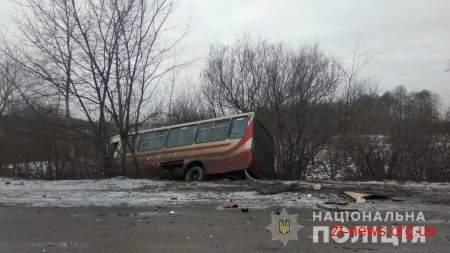 У Черняхівському районі зіштовхнулись легковик та автобус