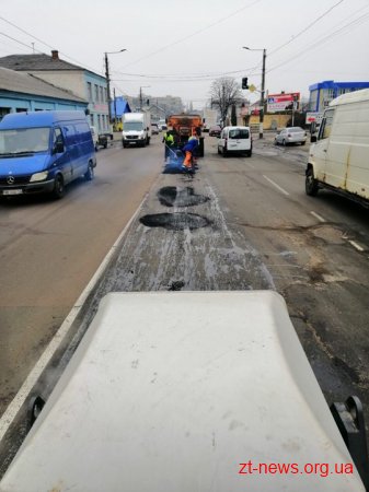 У Житомирі продовжують проводити ямковий ремонт доріг