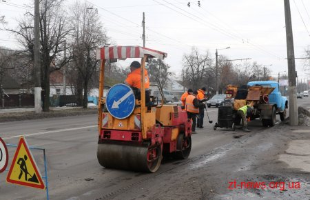 У Житомирі продовжують проводити ямковий ремонт доріг