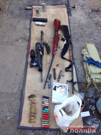 На Житомирщині поліцейські вилучили з приватного будинку зброю та наркотики