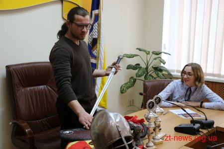В прес-центрі міськради відбулася зустріч із спортсменом з середньовічного бою Василем Назаровим