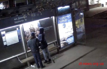 У Житомирі розшукують вандалів, які здерли фото військового із зупинки громадського транспорту