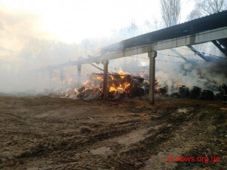 На Житомирщині рятувальники 5 годин гасили пожежу в бетонному піддашку для сіна