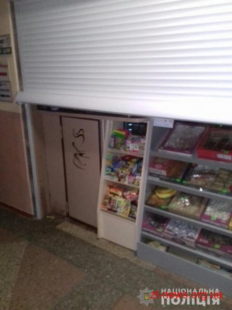 У Черняхові поліцейські затримали магазинних злодіїв під час крадіжки