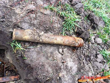 У Житомирській області шукачі металу натрапили на ящик з 6 артилерійськими снарядами