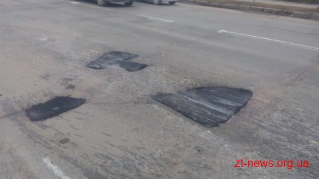 У Житомирі активно продовжують латати ями на дорогах