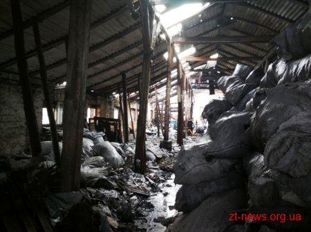 На Житомирщині горів цегляний склад, де зберігали деревне вугілля