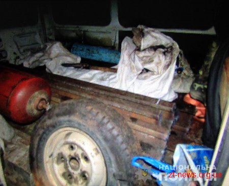 На Житомирщині поліцейські зупинили підозрілий автомобіль та виявили викрадені частини залізничної колії