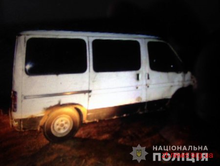 На Житомирщині поліцейські зупинили підозрілий автомобіль та виявили викрадені частини залізничної колії