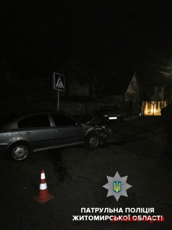 У Житомирі внаслідок зіткнення двох автомобілів один з них вилетів на тротуар та збив пішохода