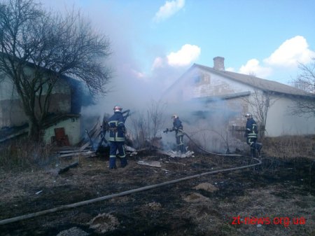 У Радомишльському районі ліквідовано пожежу двох господарчих будівель