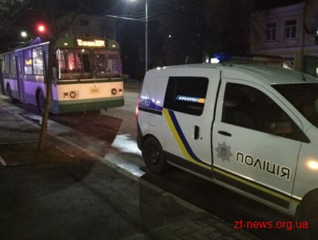 У Житомирі компанія хуліганів розбила лобове скло тролейбуса
