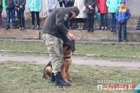 У Житомирі поліцейські кінологи дивували дітей яскравими виступами службових собак