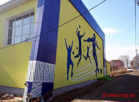 У Радомишлі відновлюють спорткомплекс «Динамо»: проводять внутрішні роботи, благоустрій території