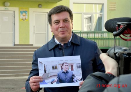 Мер Житомира Сергій Сухомлин прийшов голосувати разом із губернатором та віце-прем’єр-міністром