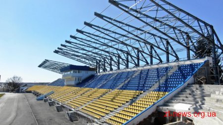 На стадіоні «Полісся» влаштовують металоконструкції для освітлення