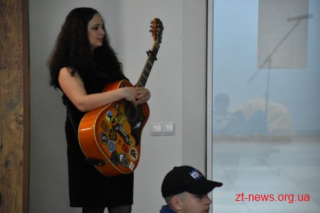 Волонтер Христина Панасюк заспівала для учасників АТО/ООС Житомирщини у Домі Ветерана
