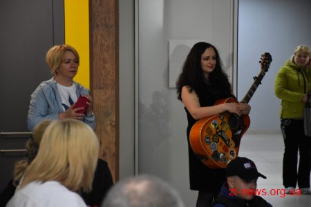 Волонтер Христина Панасюк заспівала для учасників АТО/ООС Житомирщини у Домі Ветерана