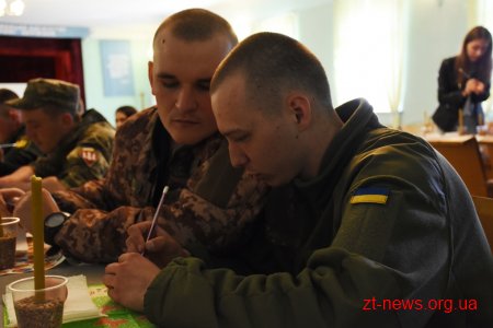 У Житомирі для військових у шпиталі провели майстер-клас з розпису писанки