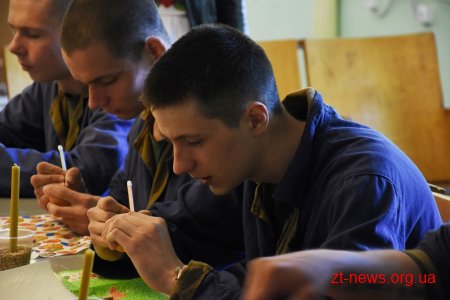 У Житомирі для військових у шпиталі провели майстер-клас з розпису писанки