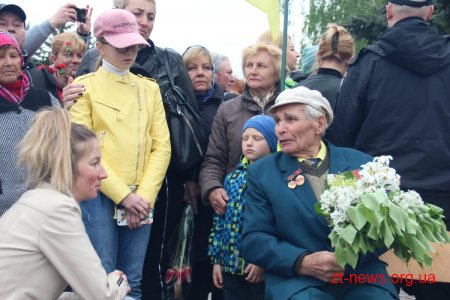 У День перемоги житомиряни пройшлися ходою та поклали квіти до Монументу Слави